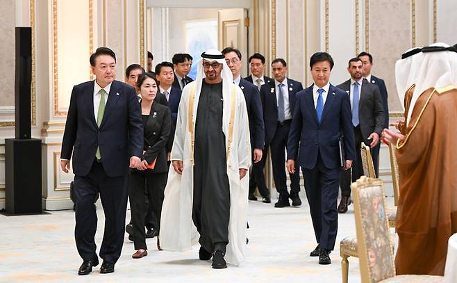 [서울=뉴시스] 윤석열 대통령과 모하메드 빈 자이드 알 나하얀 아랍에미리트연합국(UAE) 대통령이 29일 청와대 영빈관에서 열린 국빈오찬에 입장하고 있다. (사진=대통령실 제공) 2024.05.29. photo@newsis.com *재판매 및 DB 금지