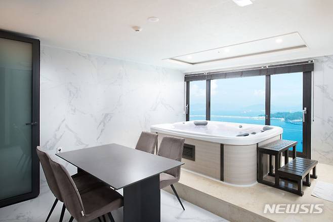 [여수=뉴시스]여수 유탑마리나호텔 스위트룸