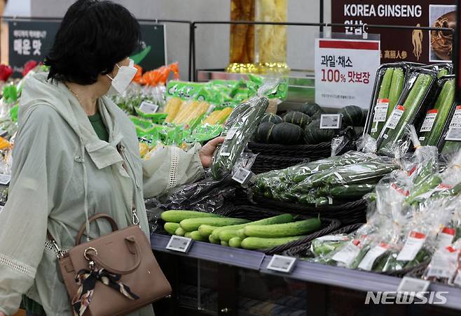 [서울=뉴시스] 이영환 기자 = 지난 27일 서울 시내 대형마트에서 시민들이 가공식품을 구매하고 있는 모습. 2024.05.27. 20hwan@newsis.com