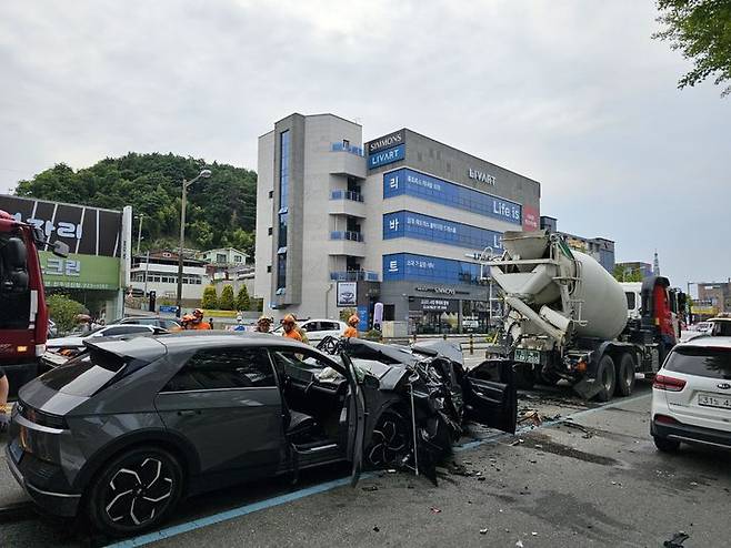 [전주=뉴시스] 30일 오후2시38분께 전북 전주시 덕진구 덕진동 기린대로에서 4중 추돌사고가 발생했다. (사진=전북특별자치도소방본부 제공) 2024.05.30.  *재판매 및 DB 금지