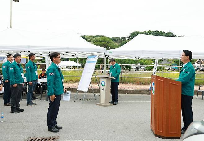 30일 고창군의 재난대응 역량강화를 위해 실시된 '2024년 안전한국훈련'에서 심덕섭 군수(오른쪽)가 훈련상황을 보고받고 있다. *재판매 및 DB 금지