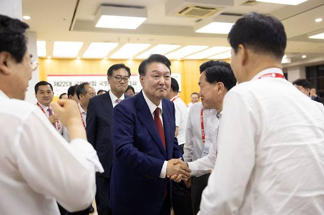 [서울=뉴시스] 윤석열 대통령이 30일 충남 천안 재능교육연수원에서 열린 제22대 국민의힘 국회의원 워크숍을 마친 뒤 의원들과 인사하고 있다. (사진=대통령실 제공) 2024.05.30. photo@newsis.com *재판매 및 DB 금지