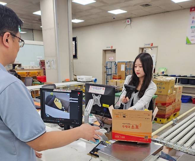 우정사업본부는 우체국에서 발송한 소포 내용물을 수취인이 '사진'으로 미리 확인할 수 있는 서비스를 시범운영한다고 밝혔다. 우정사업본부 제공