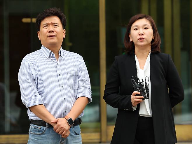 헌법재판소가 서울시 공무원 간첩 조작 사건과 관련해 공소권 남용 의혹을 받은 안동완 부산지검 2차장검사에 대한 탄핵소추를 기각한 5월30일 오후 간첩 조작 사건 피해자인 유우성씨와 대리인 김유정 변호사가 서울 종로구 헌법재판소 대심판정 앞에서 취재진과 인터뷰를 하고 있다. ⓒ연합뉴스