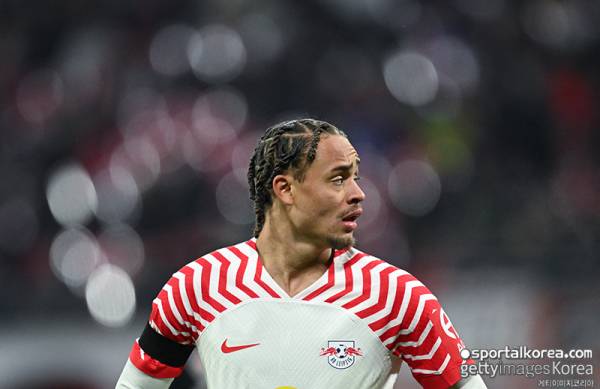 네덜란드 축구협회는 29일(한국시각) 공식 홈페이지를 통해 오는 6월 15일부터 독일에서 진행되는 유로 2024 최종명단을 발표했다. 주목을 끈 것은 과거 데니스 베르캄프, 뤄트 반니스텔루이, 로빈 반페르시 등 최고의 공격수를 배출해 낸 '오렌지 군단'이 반 바이크, 아케, 더 리흐트, 반 더 벤 등 세계 최정상 수비 라인을 형성하는 데 성공했다는 점이었다. / 사진=게티이미지코리아