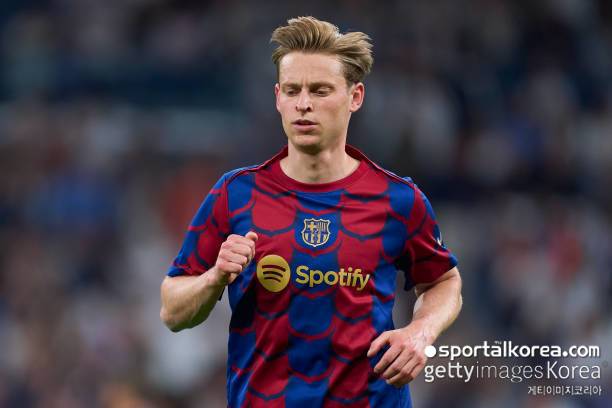 네덜란드 축구협회는 29일(한국시각) 공식 홈페이지를 통해 오는 6월 15일부터 독일에서 진행되는 유로 2024 최종명단을 발표했다. 주목을 끈 것은 과거 데니스 베르캄프, 뤄트 반니스텔루이, 로빈 반페르시 등 최고의 공격수를 배출해 낸 '오렌지 군단'이 반 바이크, 아케, 더 리흐트, 반 더 벤 등 세계 최정상 수비 라인을 형성하는 데 성공했다는 점이었다. / 사진=게티이미지코리아