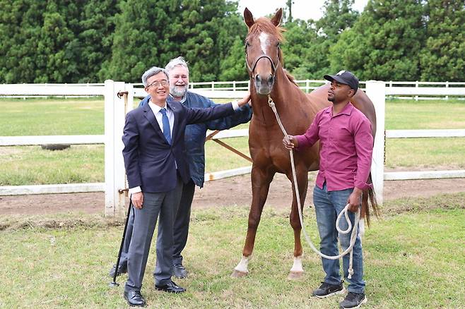 명예 경주말로  선정된 당대불패와 정기환 마사회 회장과. 리어던 마이클 조셉 대표