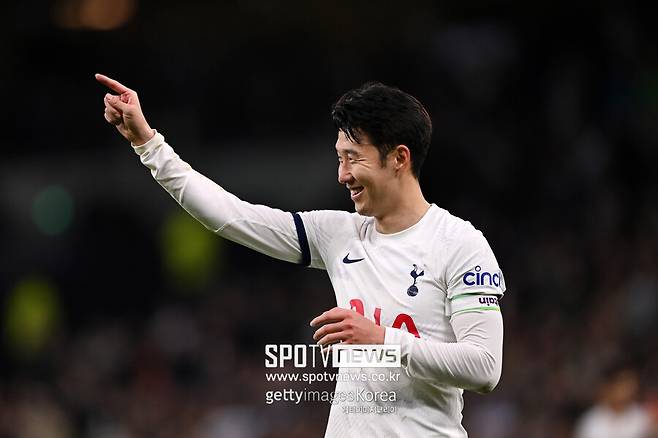 ▲ 손흥민이 일단은 토트넘과 동행을 이어간다. 기존 계약은 2025년에 끝나지만, 토트넘이 1년 연장 옵션을 발동하기로 했다. 손흥민은 해리 케인까지 떠났던 이번 시즌 개인 통산 3번째 10골-10도움과 토트넘 역대 득점 5위, 프리미어리그 이달의 선수 4회 수상을 해냈다. 리버풀전에선 프리미어리그 통산 120호골을 달성하며 리버풀 전설 스티븐 제라드와 타이기록을 만들었다. 하지만 토트넘은 손흥민의 분투에도 후반기 막판 잡아야 할 경기들을 놓치면서 4위 애스턴 빌라를 넘지 못했고, 유럽축구연맹(UEFA) 챔피언스리그 진출에 실패했다