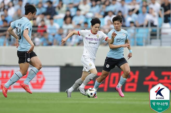 양민혁(가운데)이 볼을 몰고 질주하고 있다. /사진=한국프로축구연맹 제공