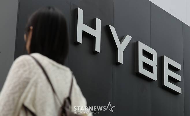 (서울=뉴스1) 박지혜 기자 = 30일 오후 서울 용산구 하이브본사 앞으로 시민들이 지나가고 있다.  그룹 '뉴진스'가 소속된 어도어의 대표와 모회사 하이브 간 분쟁에서 법원이 어도어 대표 측 손을 들어줬다.  서울중앙지법 민사합의50부 이날 민희진 어도어 대표가 하이브를 상대로 낸 의결권 행사 금지 가처분 신청을 인용했다. 2024.5.30/뉴스1  Copyright (C) 뉴스1. All rights reserved. 무단 전재 및 재배포,  AI학습 이용 금지. /사진=(서울=뉴스1) 박지혜 기자