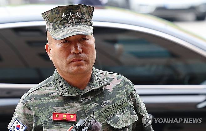 공수처 출석하는 김계환 해병대사령관 (과천=연합뉴스) 김도훈 기자 = 김계환 해병대 사령관이 21일 오전 해병대 채모 상병 순직 사건 수사외압 의혹 관련 조사를 받기 위해 정부과천청사 고위공직자범죄수사처(공수처)로 출석하고 있다. 2024.5.21 superdoo82@yna.co.kr