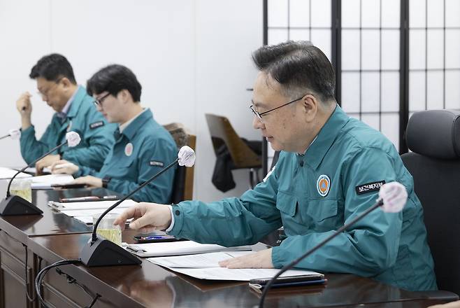 중앙사고수습본부 회의 주재하는 조규홍(오른쪽) 장관 [보건복지부 제공]