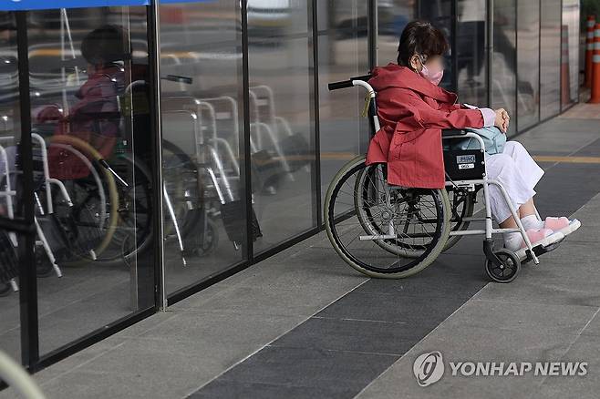 휠체어에 앉아있는 내원객 (서울=연합뉴스) 임화영 기자