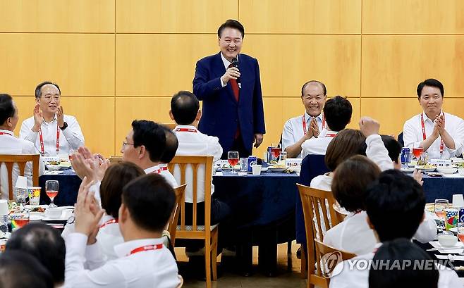 윤석열 대통령, 22대 국민의힘 국회의원 워크숍 인사말 (충남=연합뉴스) 홍해인 기자 = 윤석열 대통령이 30일 충청남도 모처에서 열린 제22대 국민의힘 국회의원 워크숍에서 발언하고 있다. 2024.5.30 hihong@yna.co.kr