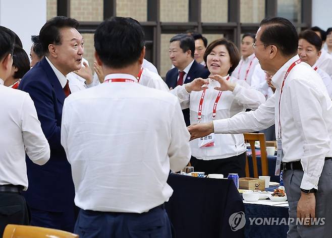 윤석열 대통령, 권영세 의원과 인사 (천안=연합뉴스) 홍해인 기자 = 윤석열 대통령이 30일 충남 천안 재능교육연수원에서 열린 제22대 국민의힘 국회의원 워크숍에 참석하며 권영세 의원과 인사하고 있다. 2024.5.30 hihong@yna.co.kr