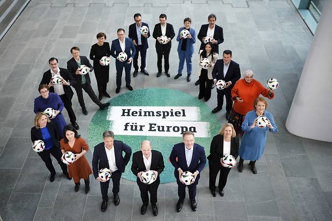 German Chancellor Olaf Scholz, front, and the members of the cabinet pose for a photo at the chancellery in Berlin, Wednesday, March 6, 2024, 100 days ahead of the start of the European soccer championships EURO2024. From June 14 until July 14, 2024 the tournament will take place in Germany. (AP Photo/Markus Schreiber)<저작권자(c) 연합뉴스, 무단 전재-재배포, AI 학습 및 활용 금지>