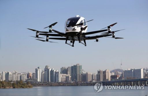 서울 상공에서 비행하는 중국 이항사의 2인승 드론택시 'EH216' [이미지출처=연합뉴스]