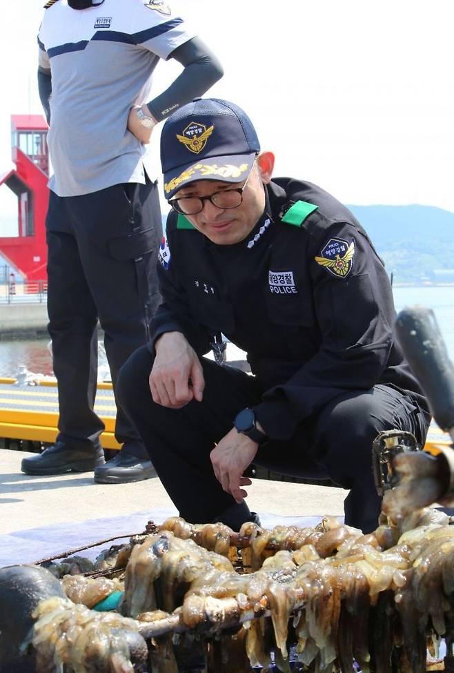 김영철 창원해경서장이 수중에서 건져올린 자전거를 살펴보고 있다. [사진=이세령 기자]