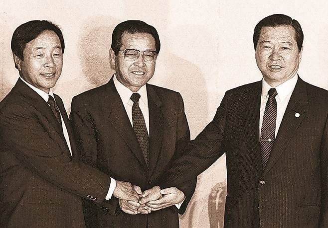 1989년 10월 19일 김대중 평민당, 김영삼 민주당, 김종필 공화당 총재가 국회 귀빈식당에서 회동을 갖고 5공청산 등 현안 정치문제에 대해 논의했다.