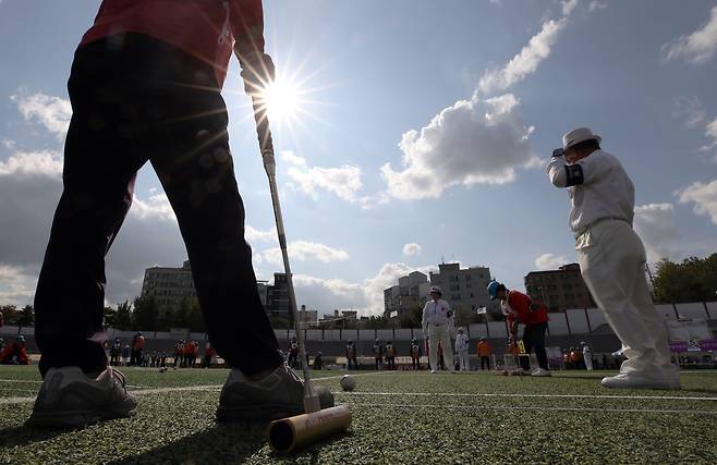서울 용산구 효창운동장에서 열린 '제8회 노인건강대축제'에서 참가 어르신들이 게이트볼 경기를 하고 있다./뉴스1
