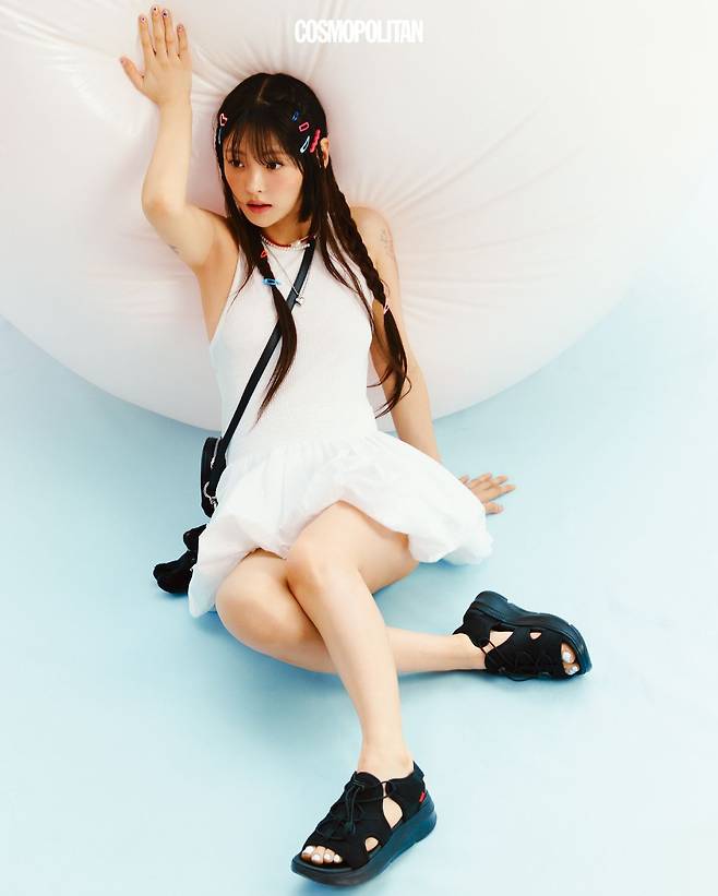 톱, 벌룬 스커트 모두 Wnderkammer. 레드 목걸이 Fruta. 진주 목걸이, 하트 펜던트 목걸이 모두 Vintage Hollywood. 키 링 VVV. 크로스 백 Courrèges.