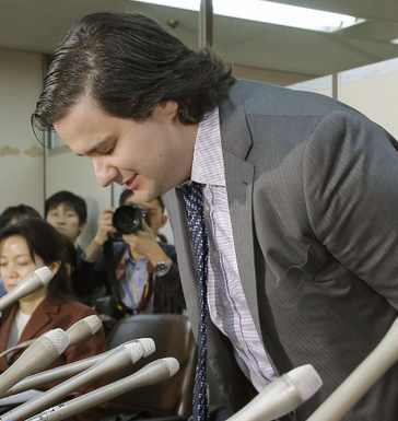 지난 2014년 일본 가상자산 거래소 마운트곡스의 마크 카펠레스 최고경영자(CEO)가 기자회견에서 비트코인 소실 등으로 경영파탄 상태에 빠졌다는 사실을 밝힌 뒤 고개를 숙인 채 피해자들에게 사과하고 있다. ⓒ연합뉴스