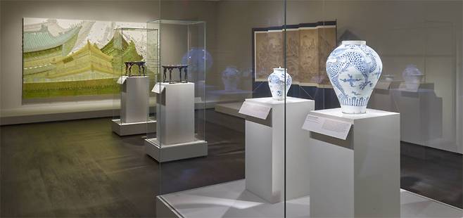 이달 재개관한 미국 휴스턴박물관 한국실에 고 이건희 삼성 선대 회장이 기증한 ‘용무늬 청화백자 항아리’(맨 오른쪽) 등이 전시돼 있다. 국립중앙박물관 제공