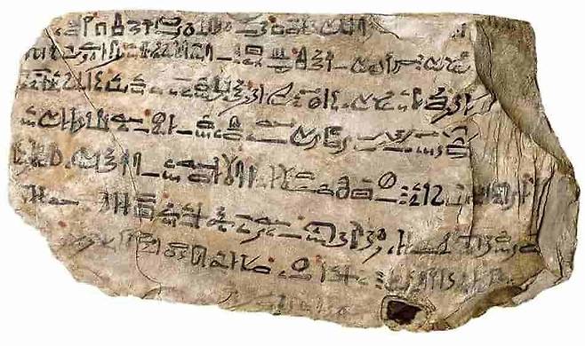 고대 이집트 석편에 신관문자로 기록된 ‘시누헤 이야기’. 위키미디어 코먼스