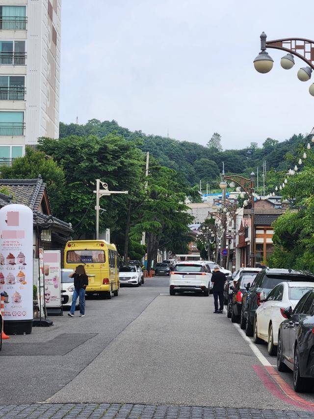 지난 24일 전북 군산시 월명동 일대에 일본식 가옥을 개조한 목조 건축물과 콘크리트 건물들이 골목 양옆으로 줄지어 서 있다. 김혜지 기자