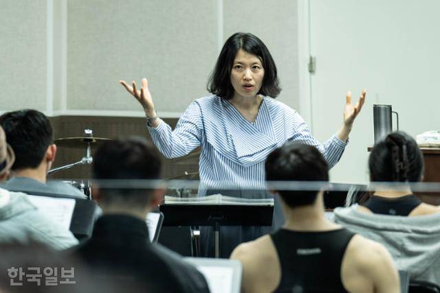 22년 차 뮤지컬 음악감독 오민영. 뮤지컬 '시카고'의 음악 연습 지도에 한창이다. '시카고'는 2000년 한국 초연 이후 열두 번째로 공연되는 브로드웨이 오리지널 뮤지컬이다. 뮤지컬계의 베테랑 오민영 감독을 지난달 22일과 26일, 이틀에 걸쳐 서울 서초구 양재동의 연습실에서 만났다. 이한호 기자
