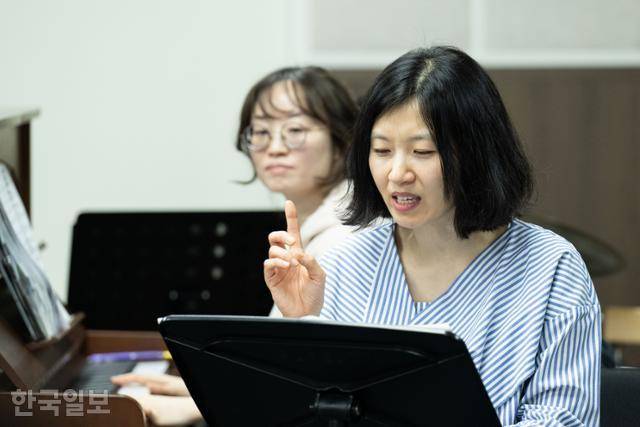 감독이 되고 난 후, 자신의 위치를 의식하게 되는 일이 많아졌다. 지금도 스스로 자주 묻는다. '나는 같이 일하기 좋은 사람인가?' 이한호 기자