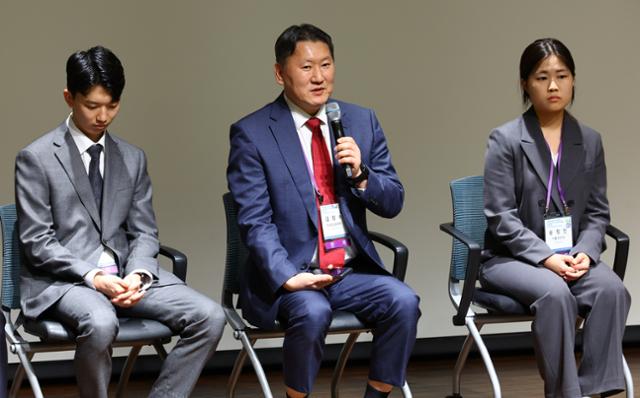 김창수(가운데) 전국의과대학교수협의회장이 31일 오전 서울 서초구 서울성모병원에서 열린 가톨릭대 의대 교수협의회 비상대책위원회가 주최한 '의정갈등을 넘어 미래 의료 환경으로' 심포지엄에서 발언하고 있다. 뉴시스