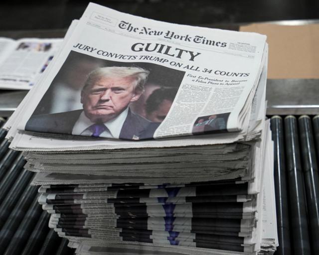 트럼프 전 대통령의 형사재판 유죄 평결이 나온 30일 미국 뉴욕 퀸즈의 한 인쇄공장에서 뉴욕타임스(NYT) 신문이 인쇄되고 있다. 뉴욕=로이터 연합뉴스