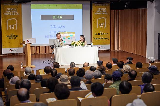 지난 4월 26일 열린 헬스조선 건강콘서트 '건강똑똑'에서 김준배 원장(왼쪽)과 신소영 기자가 토크쇼를 진행하는 모습./사진=신지호 기자