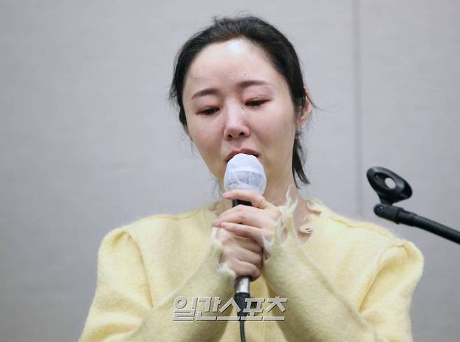 민희진 어도어 대표가 31일 오후 서울 중구 프레스센터에서 진행된 긴급기자회견에 참석해 입장을 밝히다 눈물짓고 있다. 전날 법원이 의결권 행사 금지 가처분 신청을 받아들이면서 하이브의 민희진 대표의 대표직 해임은 막았지만 기존 측근 사내 이사 2명은 교체됐다. 김민규 기자 mgkim1@edaily.co.kr /2024.05.31/