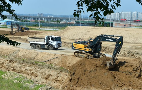 지난 29일 충북 청주시 흥덕구 오송읍 궁평2지하차도 인근에서 제방 신설 공사가 진행되고 있다. 프리랜서 김성태