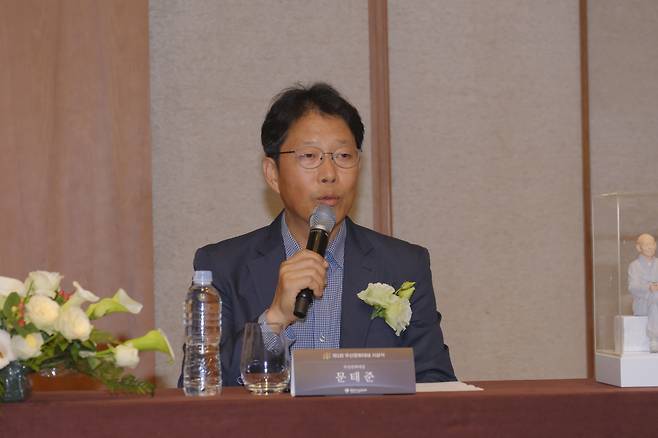 Poet Moon Tae-jun speaks during a press conference held ahead of the Musan Cultural Awards, at the Grand Hyatt Seoul in Yongsan, on Friday. (Manhae Musan Foundation)