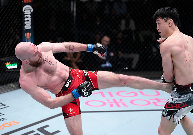 최두호(오른쪽)가 2023년 2월 UFC on ESPN+ 76에서 카일 넬슨 킥을 허용하고 있다. 사진=Getty Images=연합뉴스 제공