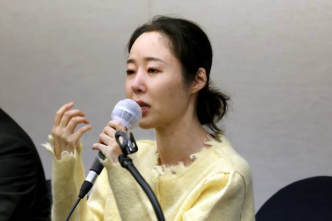 민희진 어도어 대표가 31일 서울 광화문 프레스센터에서 열린 기자회견에서 눈물을 흘리고 있다. [임세준 기자]