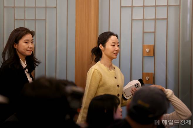 민희진 어도어 대표가 31일 오후 서울 중구 프레스센터에서 열린 어도어 임시주주총회 관련 기자회견에 참석하고 있다. 민 대표는 전날 법원이 의결권 행사 금지 가처분 신청을 받아들이면서 유임에 성공했다. 임세준 기자