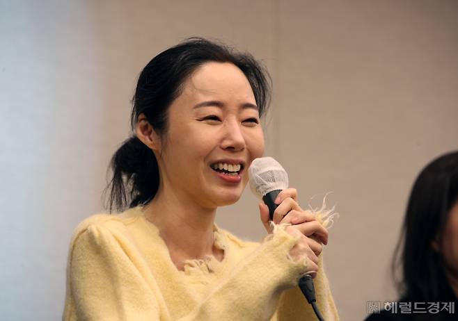 민희진 어도어 대표가 31일 오후 서울 중구 프레스센터에서 어도어 임시주주총회 관련 기자회견을 하고 있다. 민 대표는 전날 법원이 의결권 행사 금지 가처분 신청을 받아들이면서 유임에 성공했다. 임세준 기자