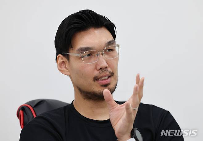 [서울=뉴시스] 김근수 기자 = 유튜버 하승진이 지난 24일 경기 과천시의 한 사무실에서 뉴시스와 인터뷰를 하고 있다. 2024.05.31. ks@newsis.com