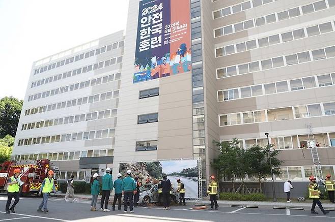 [서울=뉴시스] 한국토지주택공사(LH)가 31일 경기도 의왕시 오봉산마을1단지 행복주택에서 의왕시와 공동으로 '2024년 재난대응 안전한국훈련'을 실시했다. (사진=LH 제공) 2024.05.31. photo@newsis.com *재판매 및 DB 금지