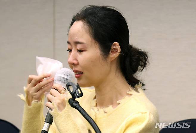 [서울=뉴시스] 김혜진 기자 = 민희진 어도어 대표가 31일 오후 서울 중구 한국프레스센터에서 열린 기자회견에서 어도어 임시주주총회에 대한 입장을 밝히고 있다.앞서 하이브는 민희진 대표가 어도어 경영권을 탈취하려는 계획을 세웠다고 보고 감사에 착수했고 그를 업무상 배임 혐의로 고발했다. 하이브는 이날 임시주주총회를 열어 민희진 대표를 비롯한 민희진 대표의 측근인 이사들을 해임하려했으나 30일 가처분 인용 결정으로 민희진 대표 해임에 대한 의결권을 행사하지 못하게 됐다. 이로써 민희진 대표는 유임이 확정됐고 민희진 대표 측 기존 어도어 이사 2명은 해임되면서 하이브 측 인사인 김주영 CHRO(최고인사책임자), 이재상 CSO(최고전략책임자), 이경준 CFO(최고재무책임자)를 새 사내이사로 선임했다. (공동취재) 2024.05.31. jini@newsis.com