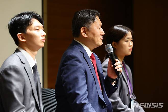 [서울=뉴시스] 황준선 기자 = 김창수 전국의과대학교수협의회장이 31일 오전 서울 서초구 서울성모병원에서 열린 가톨릭대학교 의과대학 교수협의회와 비상대책위원회가 주최한 '의정갈등을 넘어 미래 의료 환경으로' 심포지엄에서 발언하고 있다. 2024.05.31. hwang@newsis.com