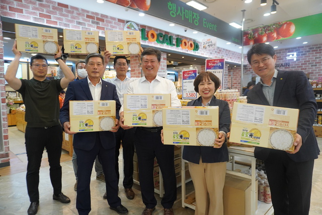 강원 남원주농협 강병헌 조합장(오른쪽 세번째)과 임직원들이 본점 하나로마트 매장에서 최근 미국으로 수출한 ‘토토미’ 즉석밥을 들고 쌀 소비 촉진과 판매 활성화를 다짐하고 있다.