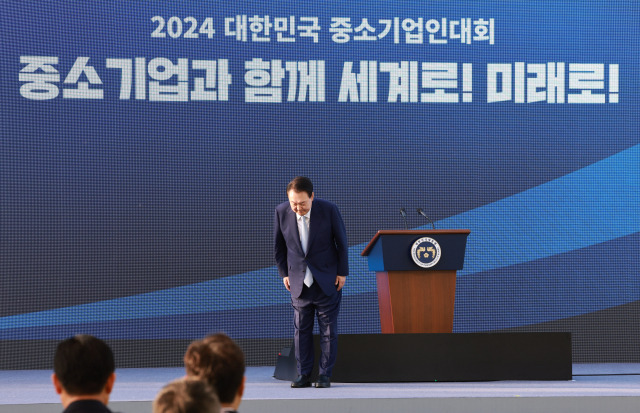 윤석열 대통령이 23일 서울 용산 대통령실 잔디마당에서 열린 ‘2024 대한민국 중소기업인대회’에서 격려사를 마친 뒤 인사하고 있다. 연합뉴스