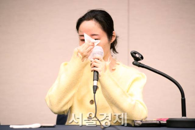 하이브 산하 레이블 어도어 민희진 대표가 31일 오후 서울 중구 한국프레스센터에서 진행된 임시주주총회 관련 기자회견에서 눈물을 닦고 있다. 김규빈 기자
