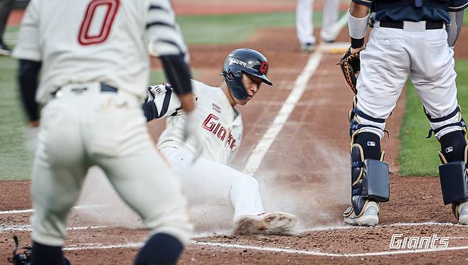 박승욱은 31일 사직구장에서 열린 '2024 신한 SOL Bank KBO 리그' NC와 주말 3연전 첫 맞대결에서 6번타자 유격수로 선발 출전. 2회말 생애 첫 그라운드 홈런을 쳐 눈길을 끌었다. 롯데 자이언츠