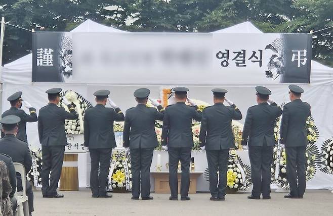 지난달 30일 오전 전남 나주시 한 장례식장 야외 공간에서 얼차려 중 쓰러졌다가 이틀 만에 숨진 훈련병에 대한 영결식이 열렸다.[사진출처=연합뉴스]